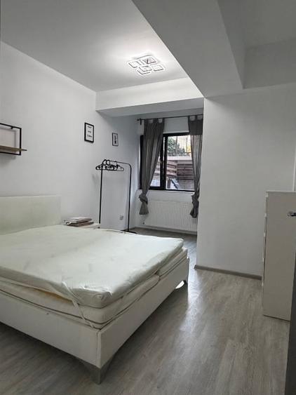 Apartament cu 2 camere semidecomandat, mobilat în Titan