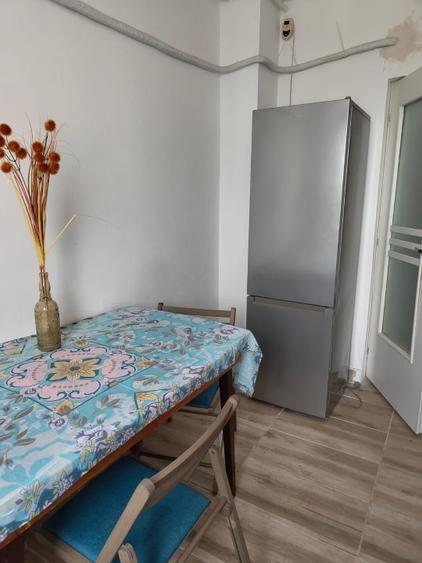 Apartament cu 3 camere semidecomandat în Faleza Nord