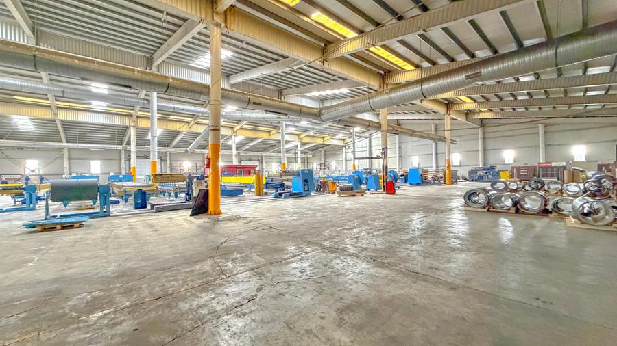 Spațiu industrial, de 3,000 mp, în Hălchiu