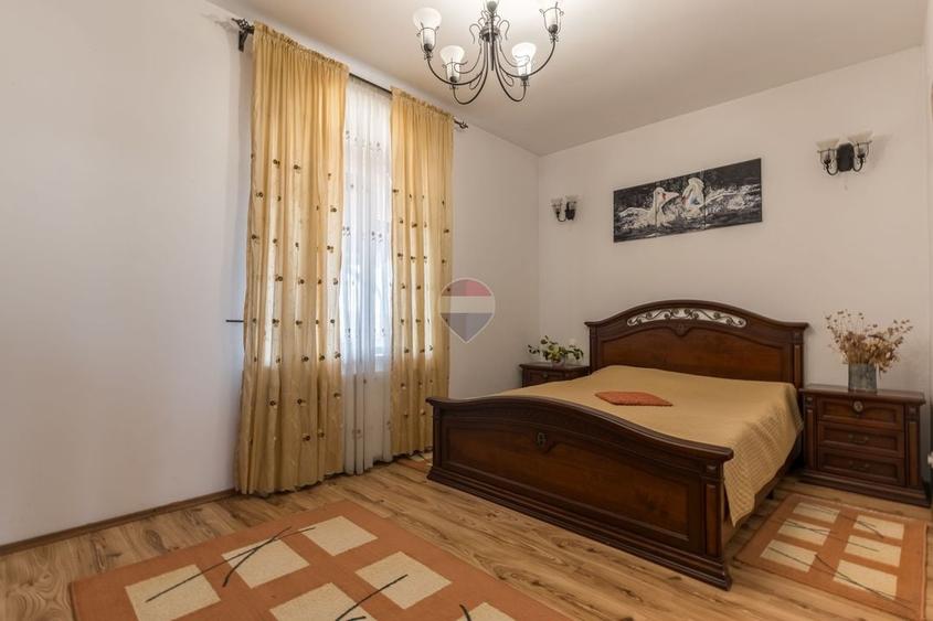 Casă individuală cu 9 camere cu Teren 1025 Mp în Bucium