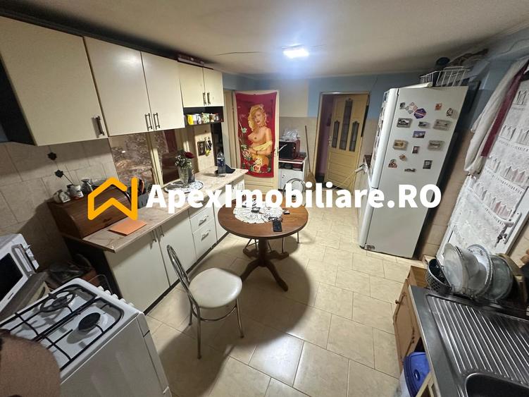Casă individuală cu 15 camere cu Canalizare în Apărătorii Patriei