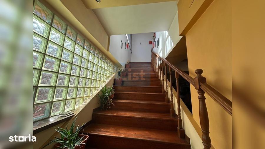 Casă cu 8 camere cu Teren 448 Mp în Central