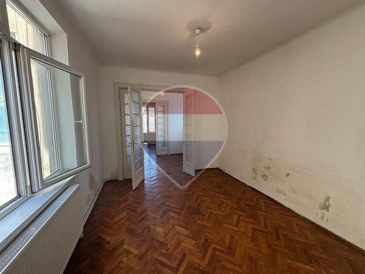 Apartament cu 3 camere semidecomandat în Periferie