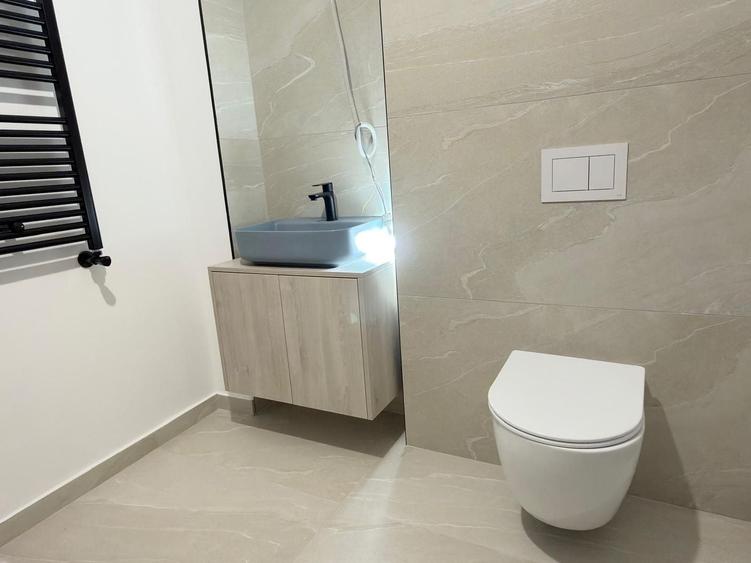 Apartament cu 3 camere semidecomandat în Lipovei