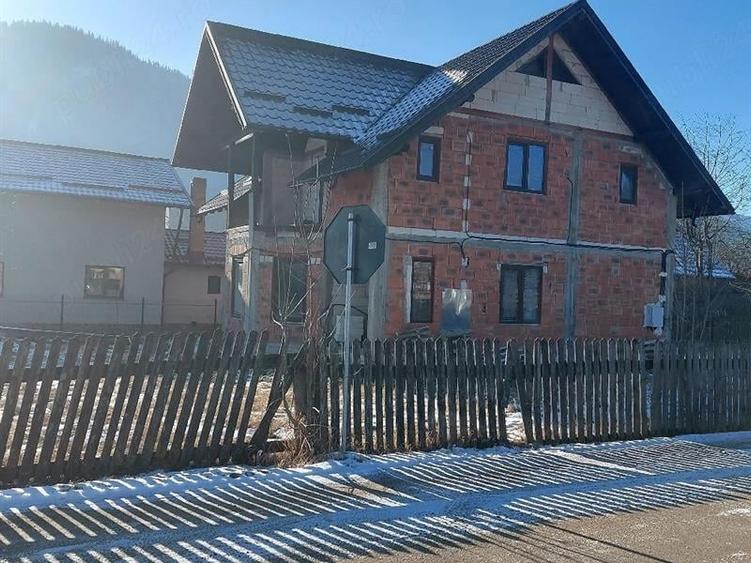 Casă individuală cu 5 camere cu Teren 650 Mp în Central