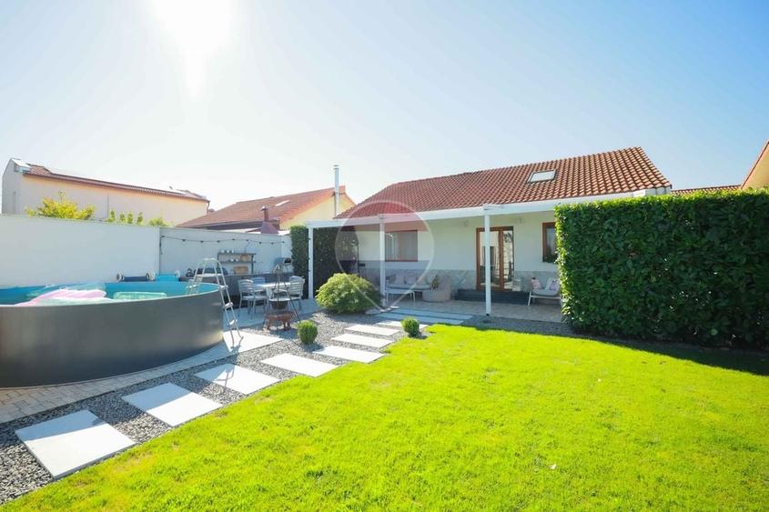 Casă individuală cu 3 camere cu Piscina în Paleu