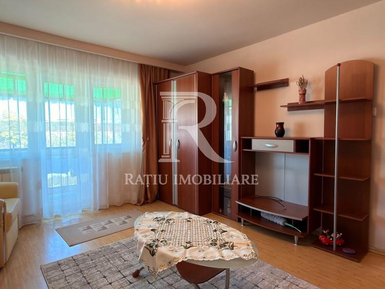 Apartament cu 3 camere decomandat, mobilat în Nufărul
