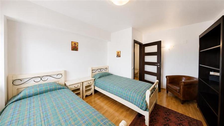 Apartament cu 3 camere decomandat, mobilat în Centrul Civic