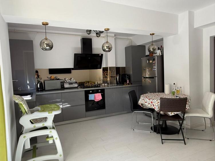 Apartament cu 3 camere semidecomandat, mobilat în Central