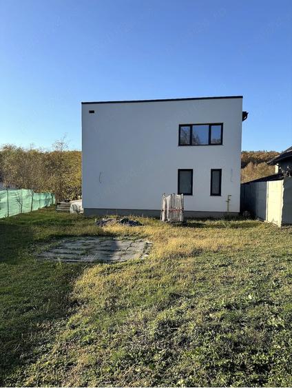 Casă cu 5 camere cu Teren 1095 Mp în Nisipoasa