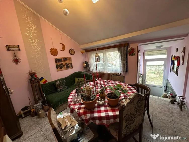 Casă cu 7 camere cu Teren 900 Mp în Central