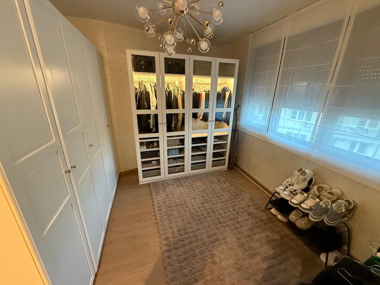 Penthouse cu 4 camere semidecomandat, mobilat în Vitan Mall