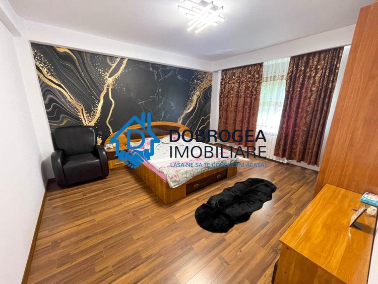 Casă individuală cu 8 camere cu Canalizare în Vest