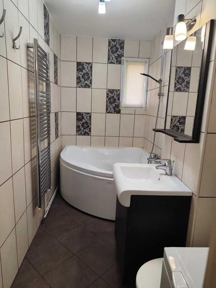 Apartament cu 3 camere semidecomandat în Drumul Carului
