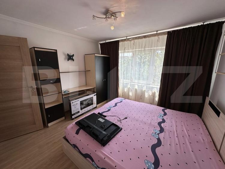 Apartament cu 3 camere decomandat, mobilat în Rovine