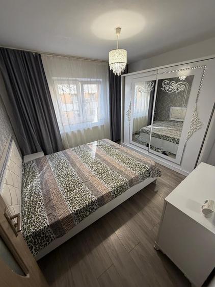 Apartament cu 3 camere semidecomandat în Girocului