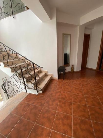 Casă individuală cu 6 camere cu Canalizare în Bd. Laminorului