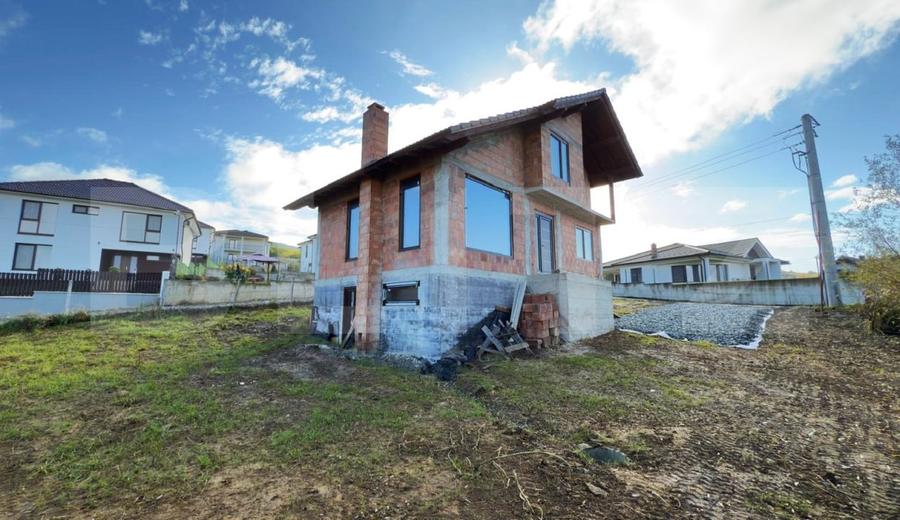 Casă individuală cu 5 camere cu Canalizare în Nord-Est