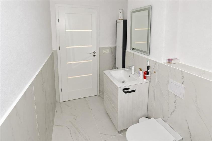 Apartament cu 3 camere semidecomandat, mobilat în Industrial Vest