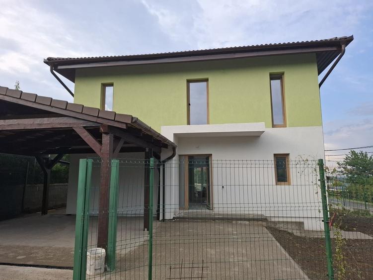 Casă individuală cu 4 camere cu Canalizare în Sadu