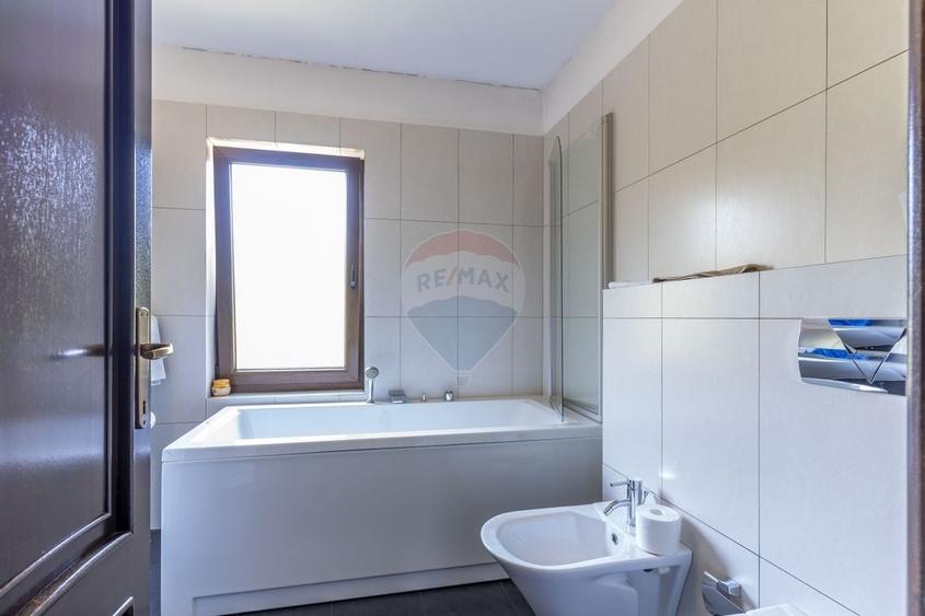 Casă individuală cu 8 camere cu Teren 405 Mp în Grigorescu