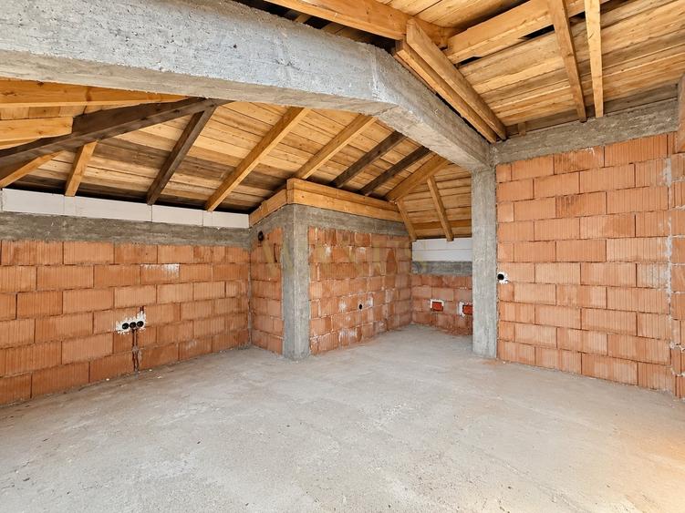 Apartament cu 4 camere semidecomandat în Mărăști