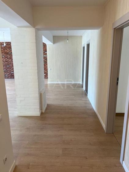 Apartament cu 4 camere semidecomandat în Vest