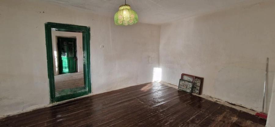 Casa 114 mp - in Hateg la 300 m de primarie 52000 euro - 4