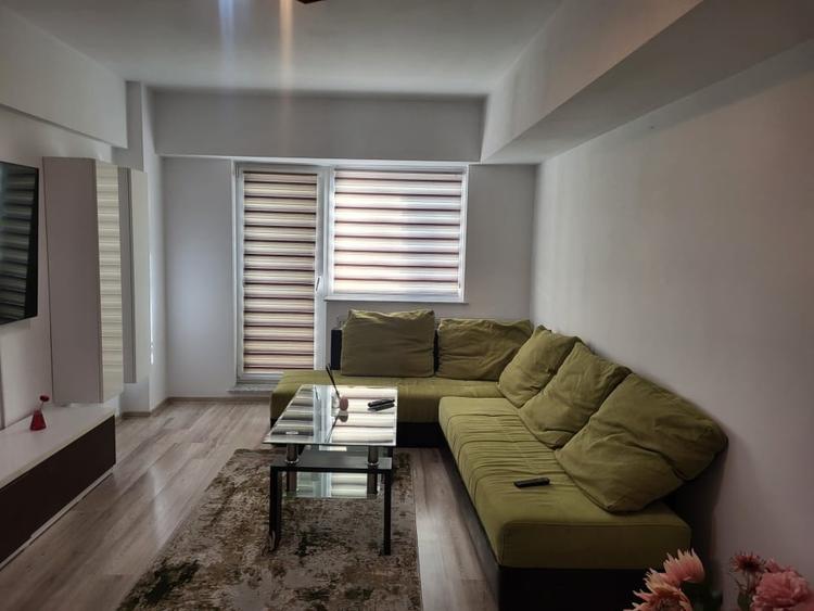 Apartament cu 3 camere decomandat, mobilat în Calea București