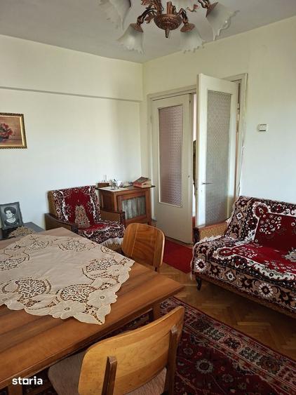 Apartament cu 4 camere decomandat în Rovine