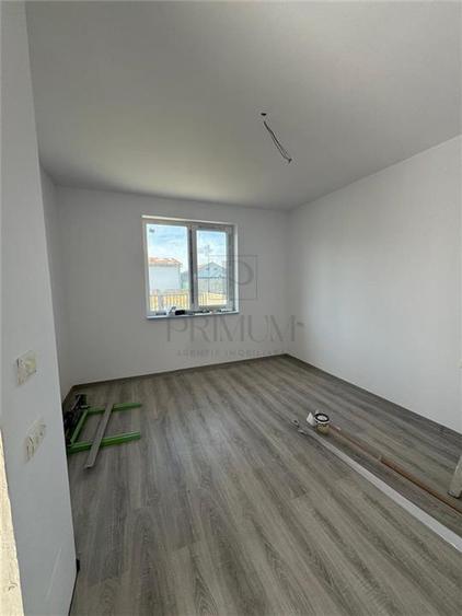 Duplex cu 3 camere cu Canalizare în Albina