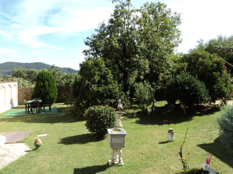 Casă cu 5 camere cu Garaj în Bujoreni