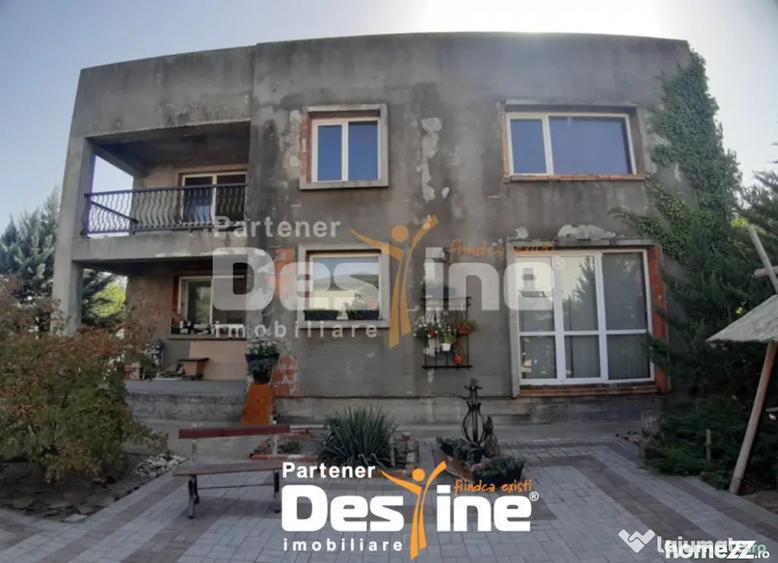 Casă cu 5 camere cu Teren 300 Mp în Central