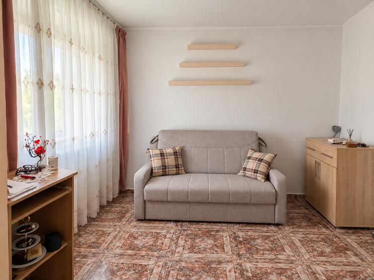 Apartament cu 3 camere semidecomandat în Craiovița Nouă