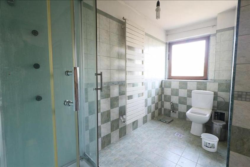 Casă individuală cu 8 camere cu Canalizare în Aroneanu