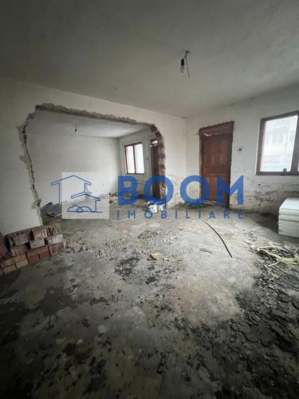 Casă individuală cu 10 camere cu Canalizare în Central