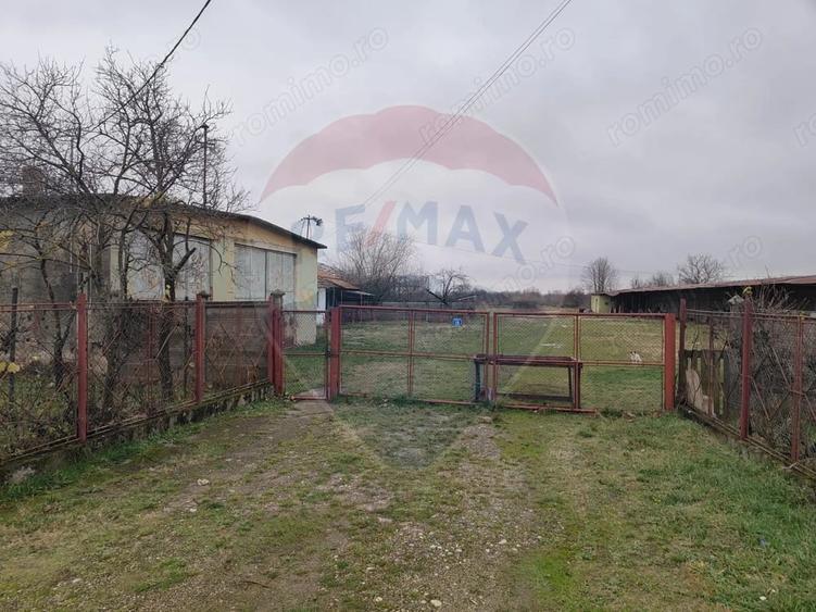 Casă cu 5 camere cu Teren 7531 Mp în Sacu