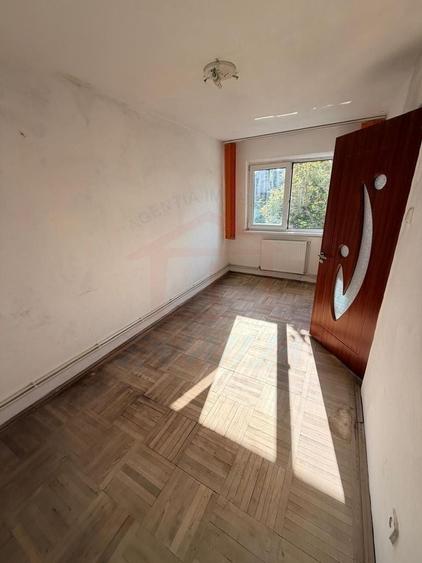 Apartament cu 3 camere semidecomandat în Micro 40