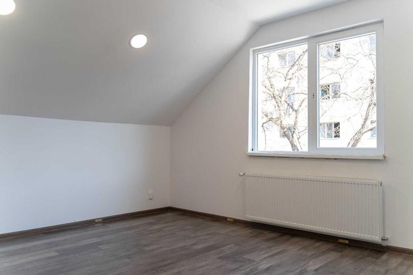 Apartament cu 4 camere decomandat în Noua