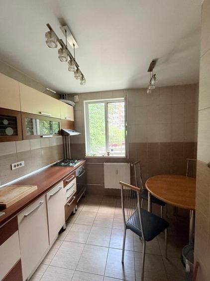 Apartament cu 3 camere semidecomandat în Drumul Taberei