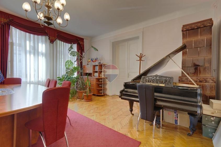 Apartament cu 5 camere decomandat în Semicentral