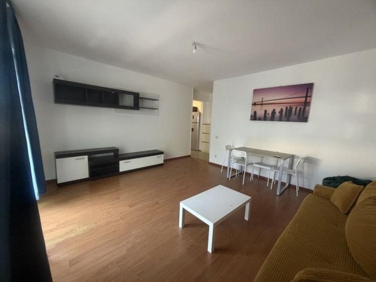 Apartament cu 3 camere semidecomandat, mobilat în Sisești