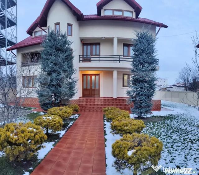 Casă cu 7 camere cu Teren 1178 Mp în Central