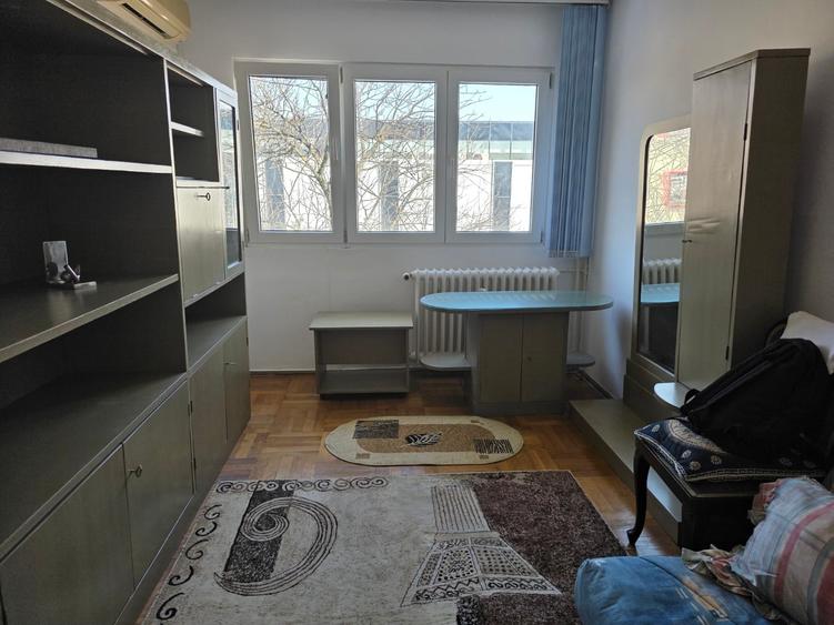 Apartament cu 4 camere decomandat, mobilat în Titan