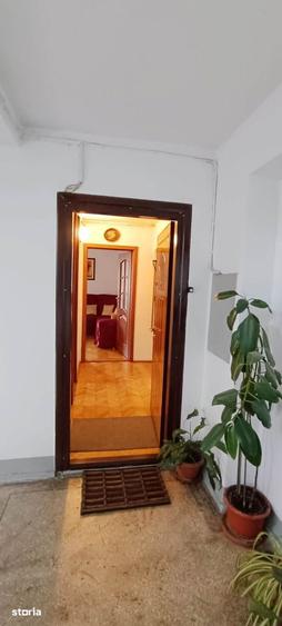 Apartament cu 4 camere decomandat în Tractorul