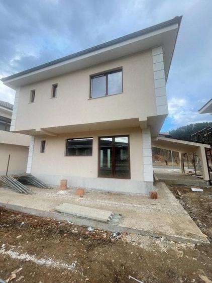 Casă individuală cu 4 camere cu Garaj în Luna de Sus