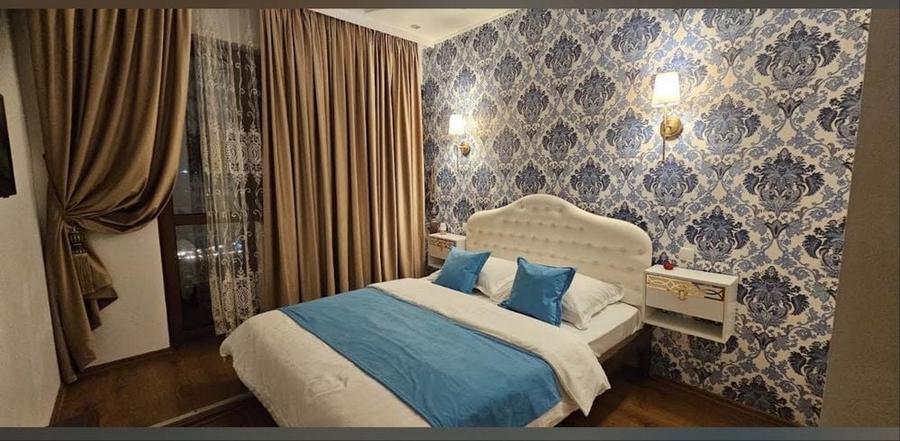 Casă cu 8 camere cu Teren 220 Mp în Central