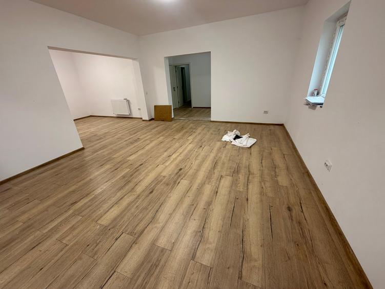 Casă individuală cu 8 camere cu Canalizare în Exterior Sud