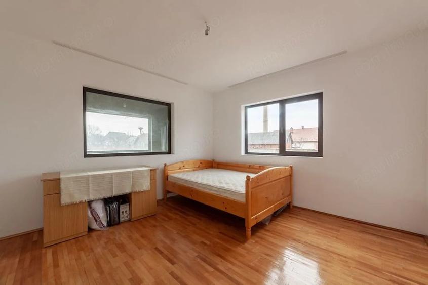 Casă cu Teren 4563 Mp în Bughea de Sus