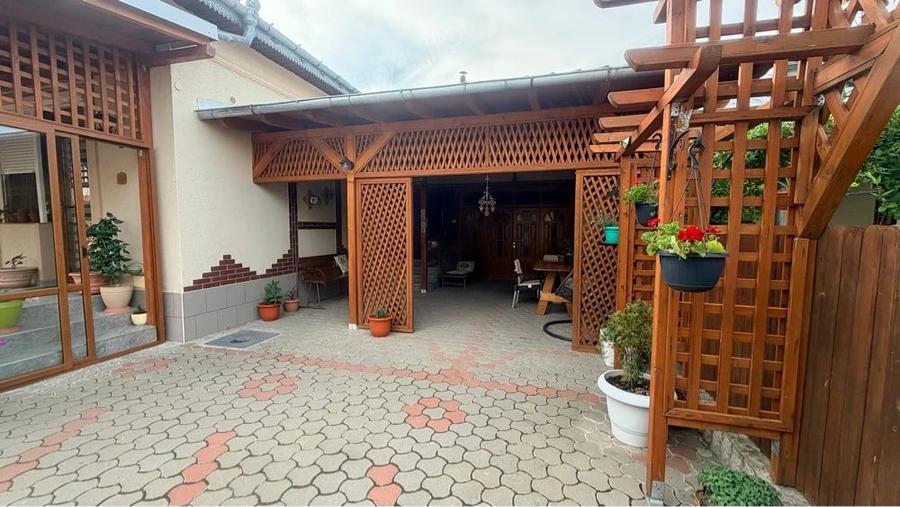 Casă cu 6 camere cu Teren 1707 Mp în Sihlea